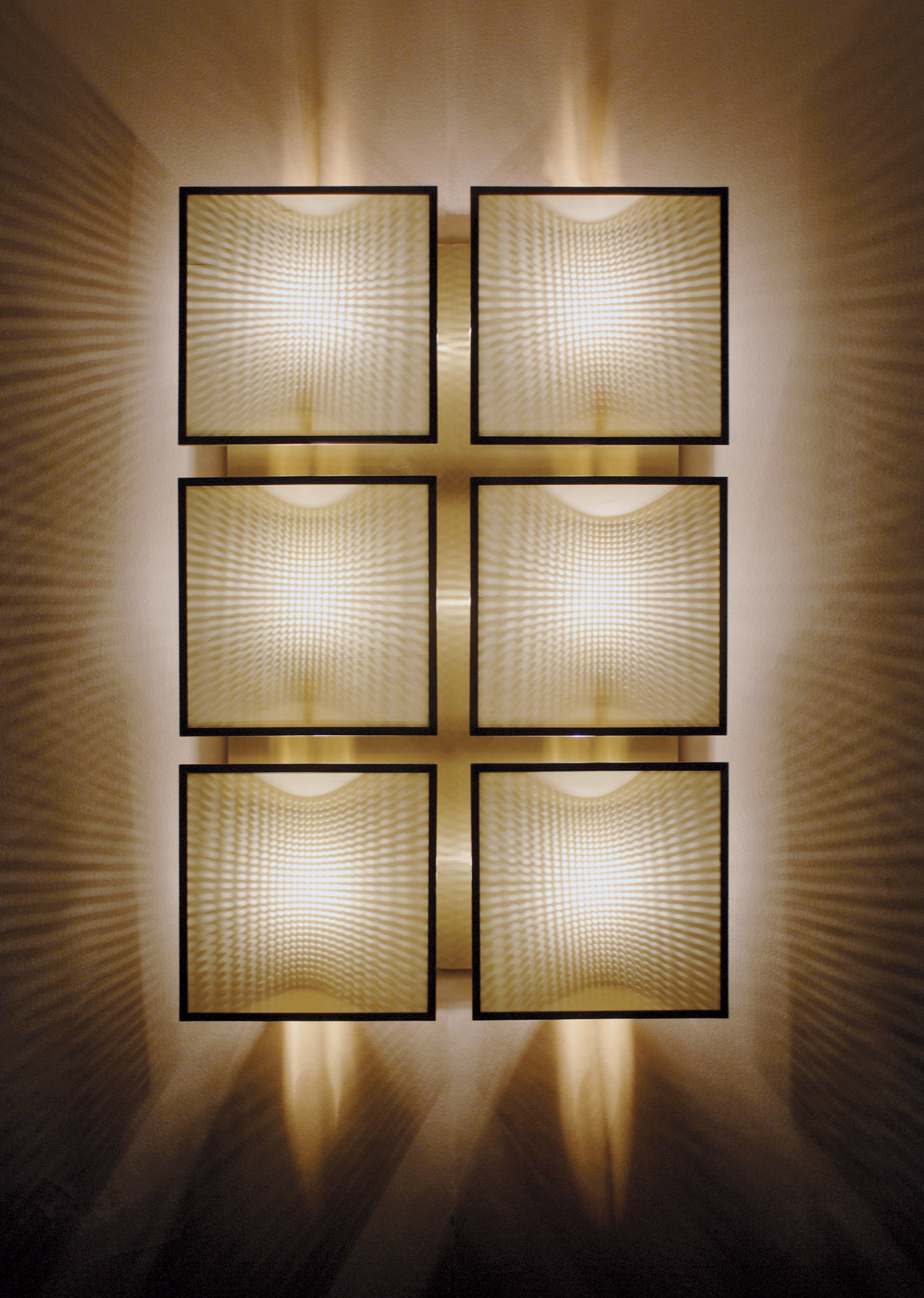 Teresa è una lampada da parete componibile in bronzo con diffusore in vetro con inserto in lino, cotone o seta, del catalogo di Promemoria | Promemoria