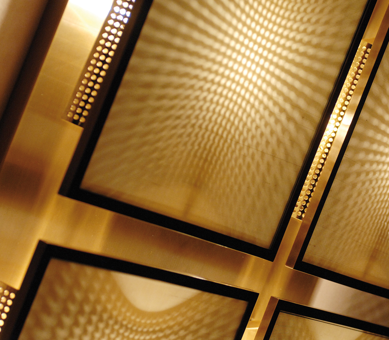 Teresa铜质组合式壁灯采用钢化玻璃灯光漫射器，灯罩以亚麻、纯棉面料或丝绸制成，详见Promemoria产品目录|Promemoria。