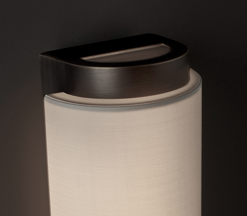 Détail de Zelda, applique murale LED en bronze avec abat-jour en lin, coton ou soie avec bordure cousue main. Ce luminaire appartient à la collection « Amaranthine Tales » de Promemoria | Promemoria