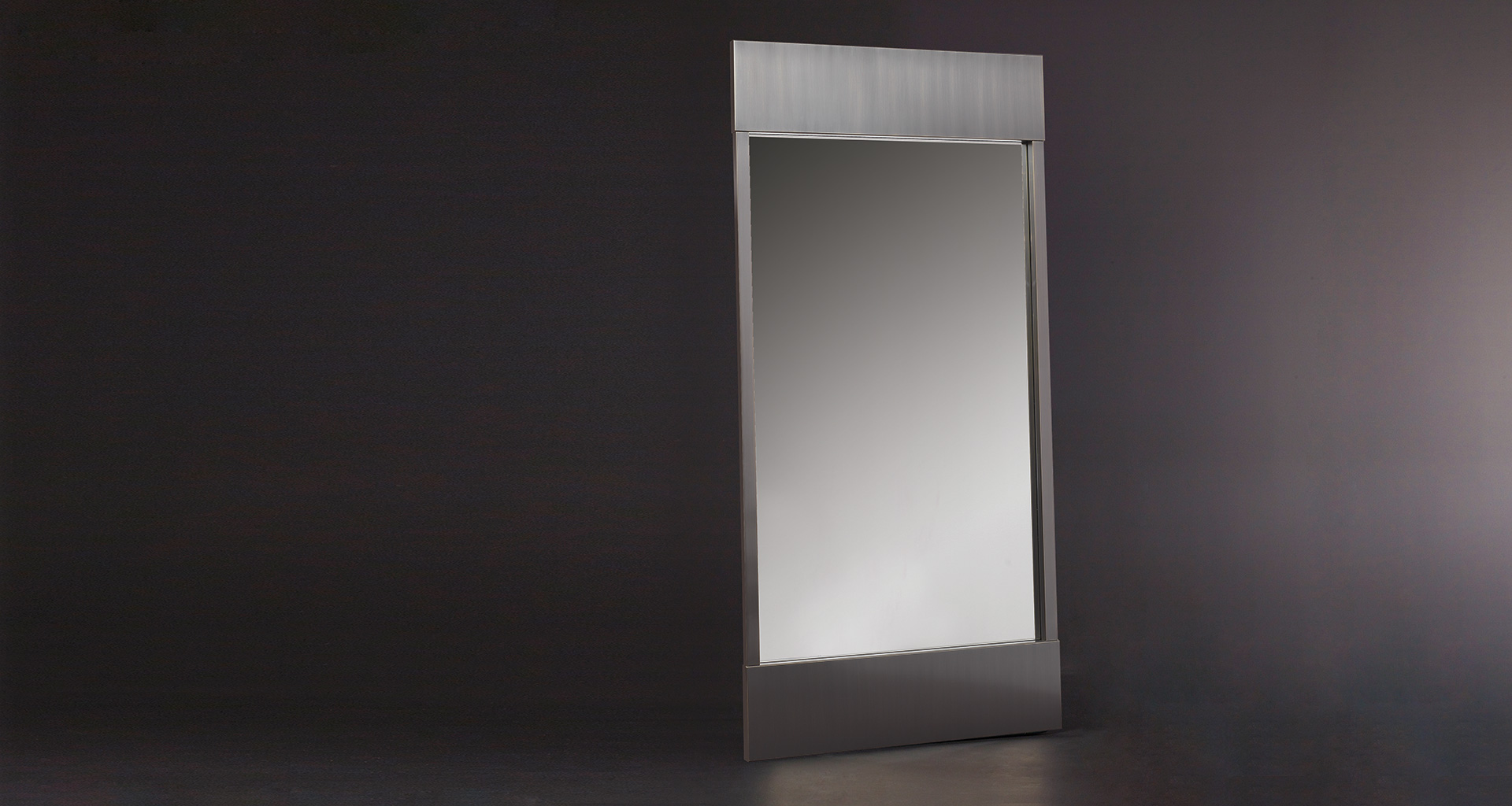 Euridice is a large wall mirror with an essential design and a bronze structure from the Promemoria's catalogue | Promemoria