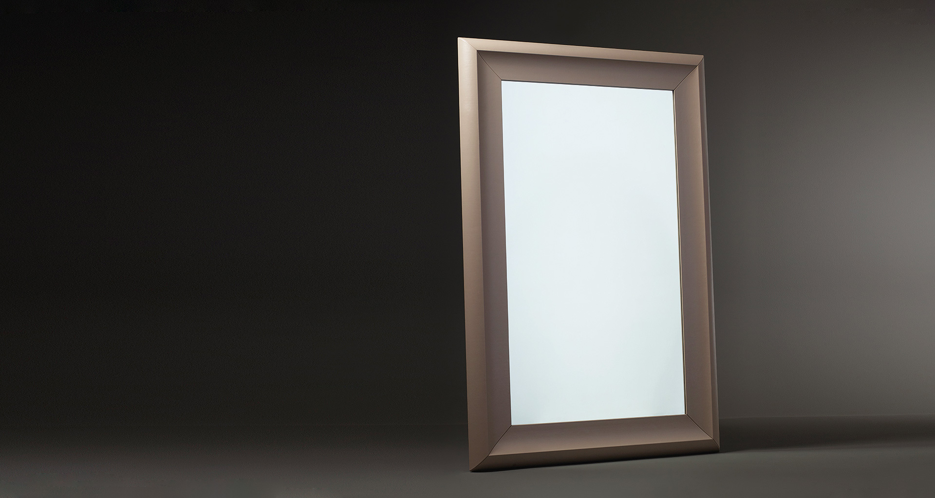 Galanthus is a wall mirror with a wooden structure that belongs to the Amaranthine Tales collection of Promemoria | Promemoria