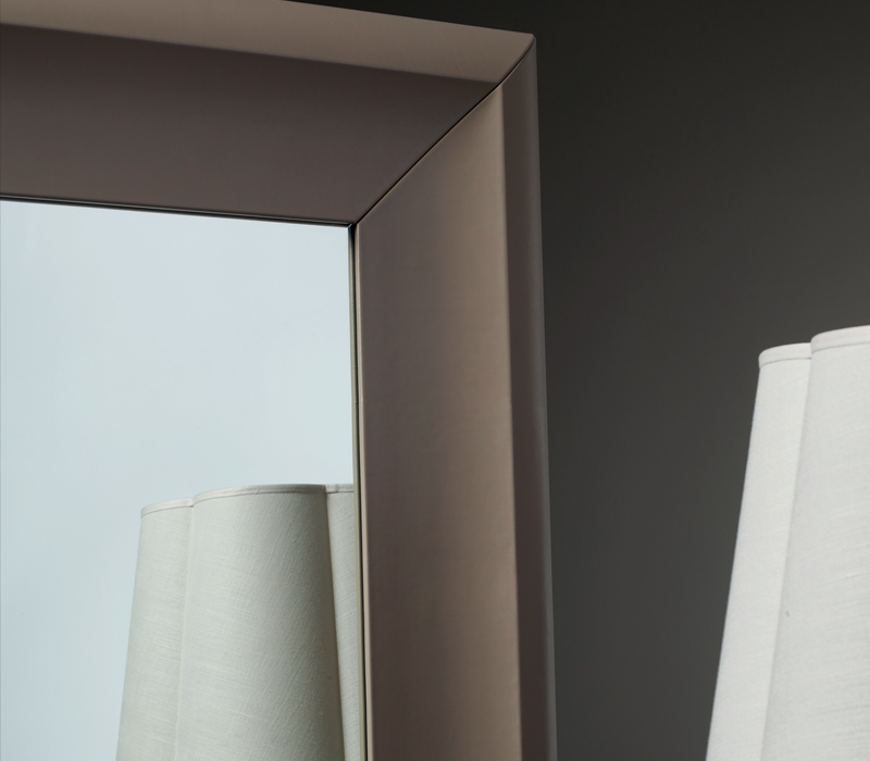 Galanthus is a wall mirror with a wooden structure that belongs to the Amaranthine Tales collection of Promemoria | Promemoria