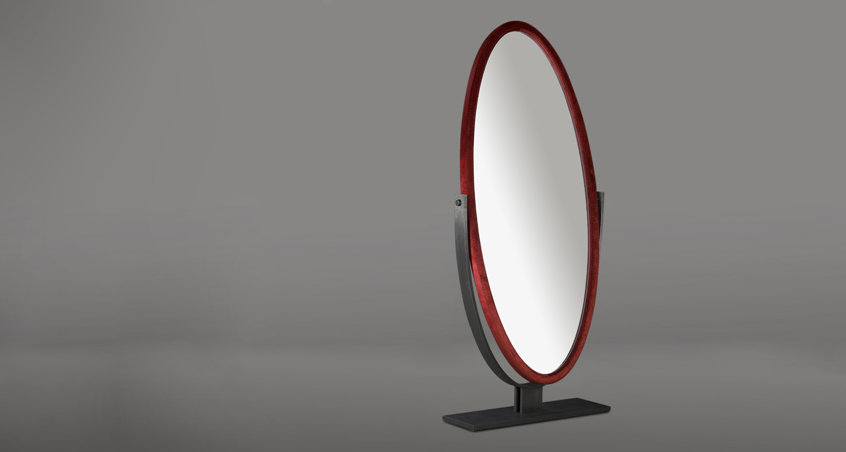 Ingrid è uno specchio ellittico basculante con base in metallo bronzato, del catalogo di Promemoria | Promemoria