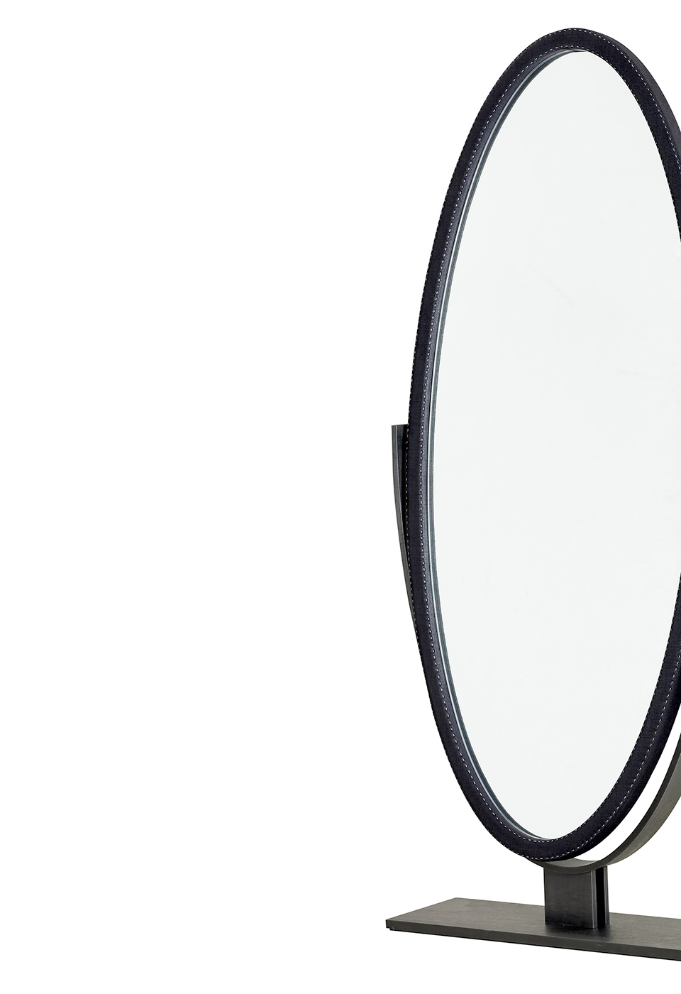 Ingrid est un miroir elliptique basculant avec un piètement en métal plaqué bronze. Ce miroir figure dans le catalogue Promemoria | Promemoria 