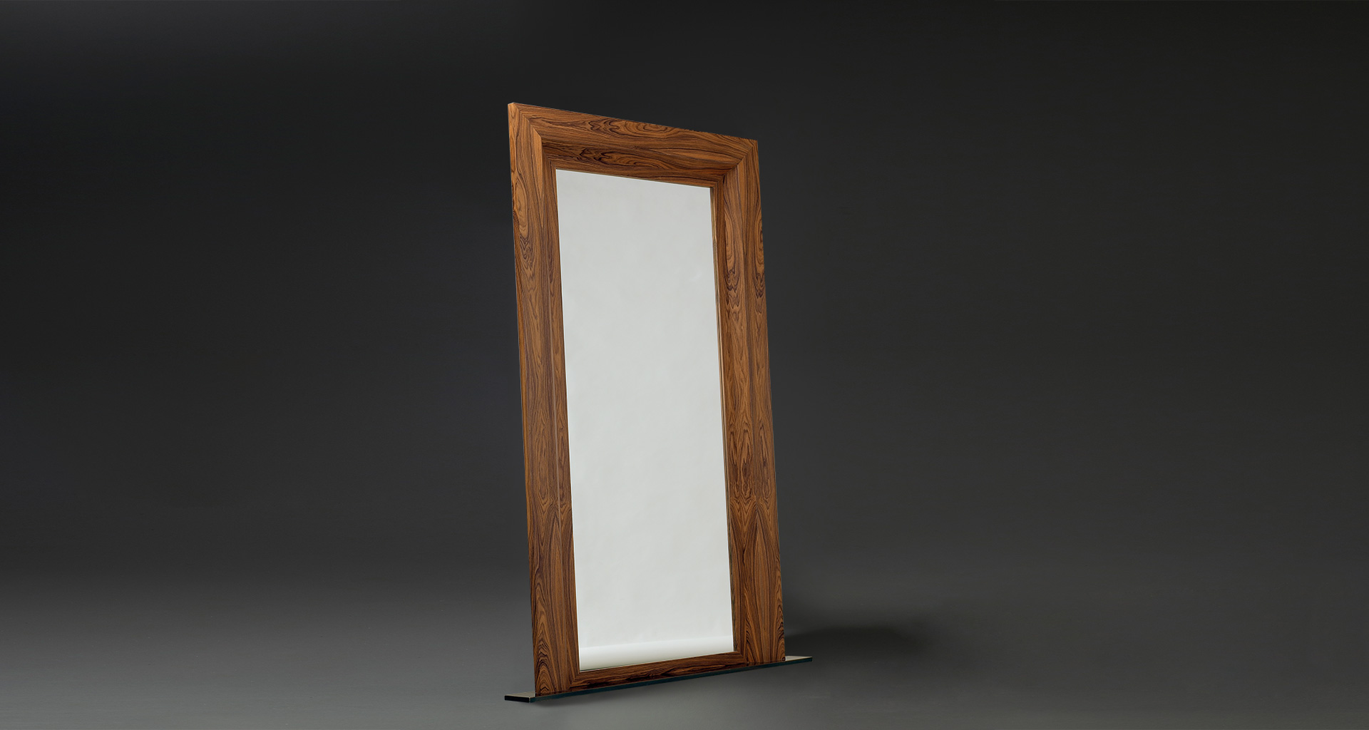 Mondù è uno specchio da parete con struttura in legno e base in brondo, del catalogo di Promemoria | Promemoria