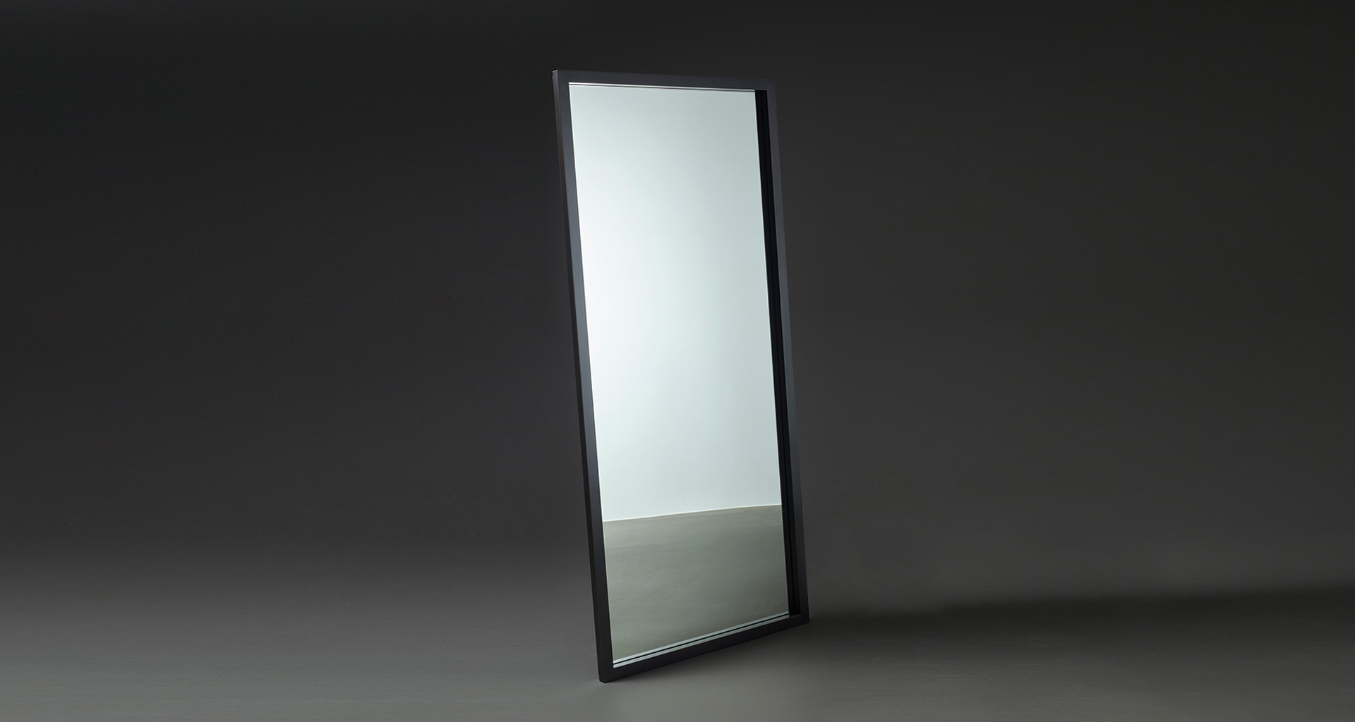 Orfeo is a wall mirror with a bronze structure, from the Promemoria's catalogue | Promemoria