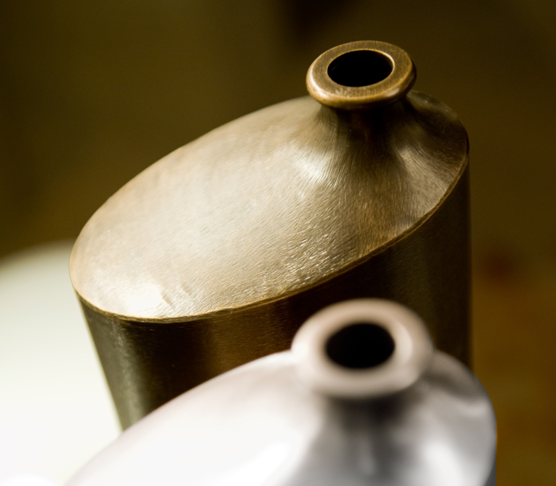 Dettaglio di Bottiglia, un vaso portafiori in bronzo o argento, del catalogo di Promemoria | Promemoria