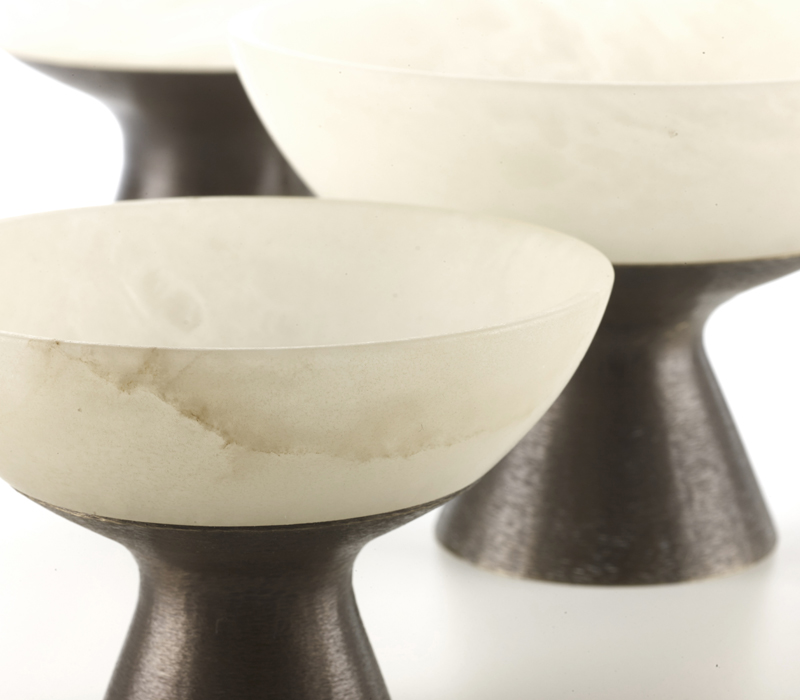 Coppetta è un vaso in bronzo e legno, disponibile anche in alabastro, del catalogo di Promemoria | Promemoria