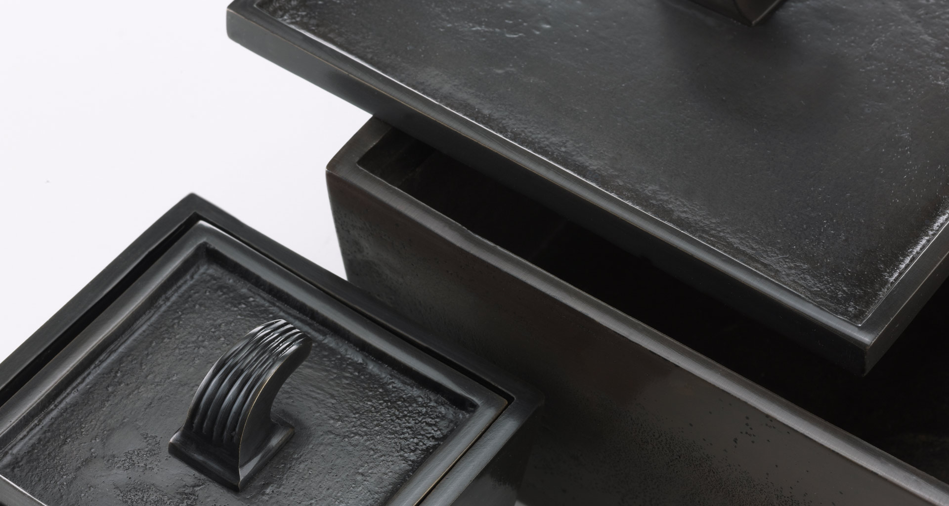 Detail of Scatola in Bronzo, a bronze box from Promemoria's catalogue | Promemoria