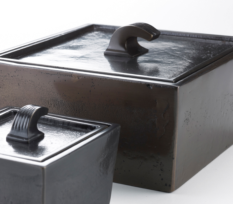 Detail of Scatola in Bronzo, a bronze box from Promemoria's catalogue | Promemoria