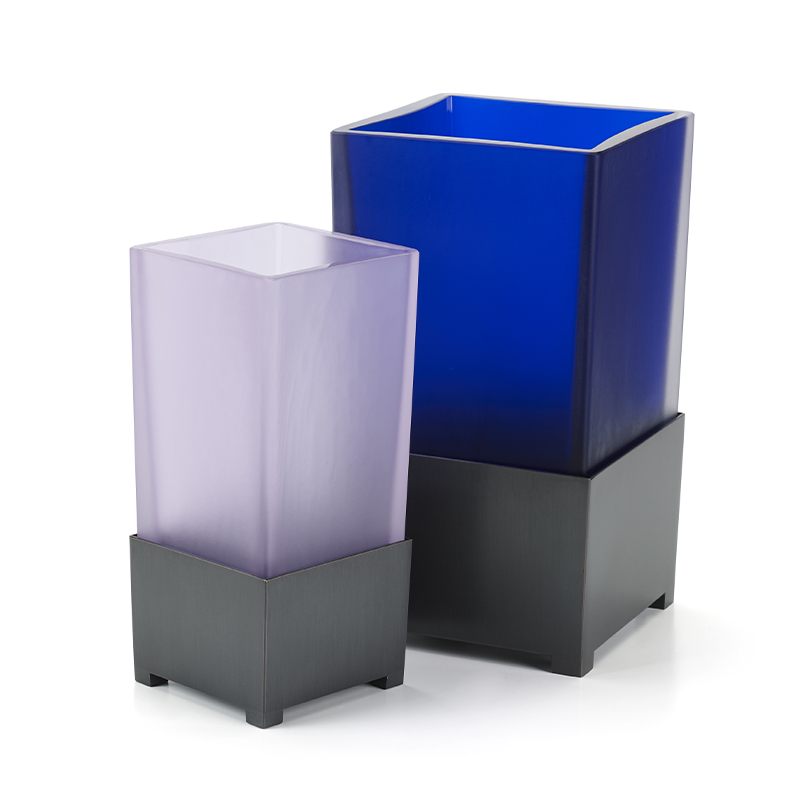 Vaso in vetro di Murano con base in bronzo, disponibile in diversi colori, del catalogo di Promemoria | Promemoria