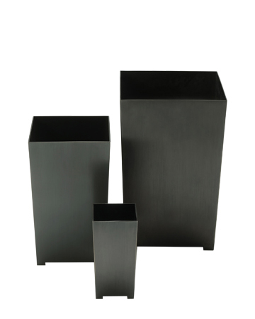 Vaso in Bronzo is a bronze vase from Promemoria's catalogue | Promemoria