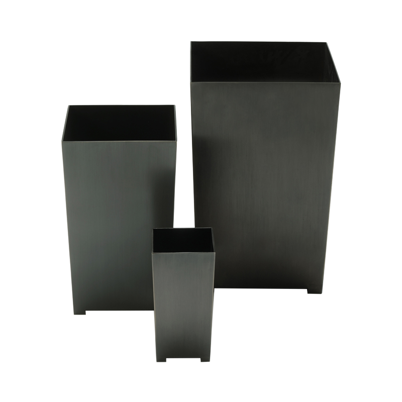 Vaso in Bronzo is a bronze vase from Promemoria's catalogue | Promemoria