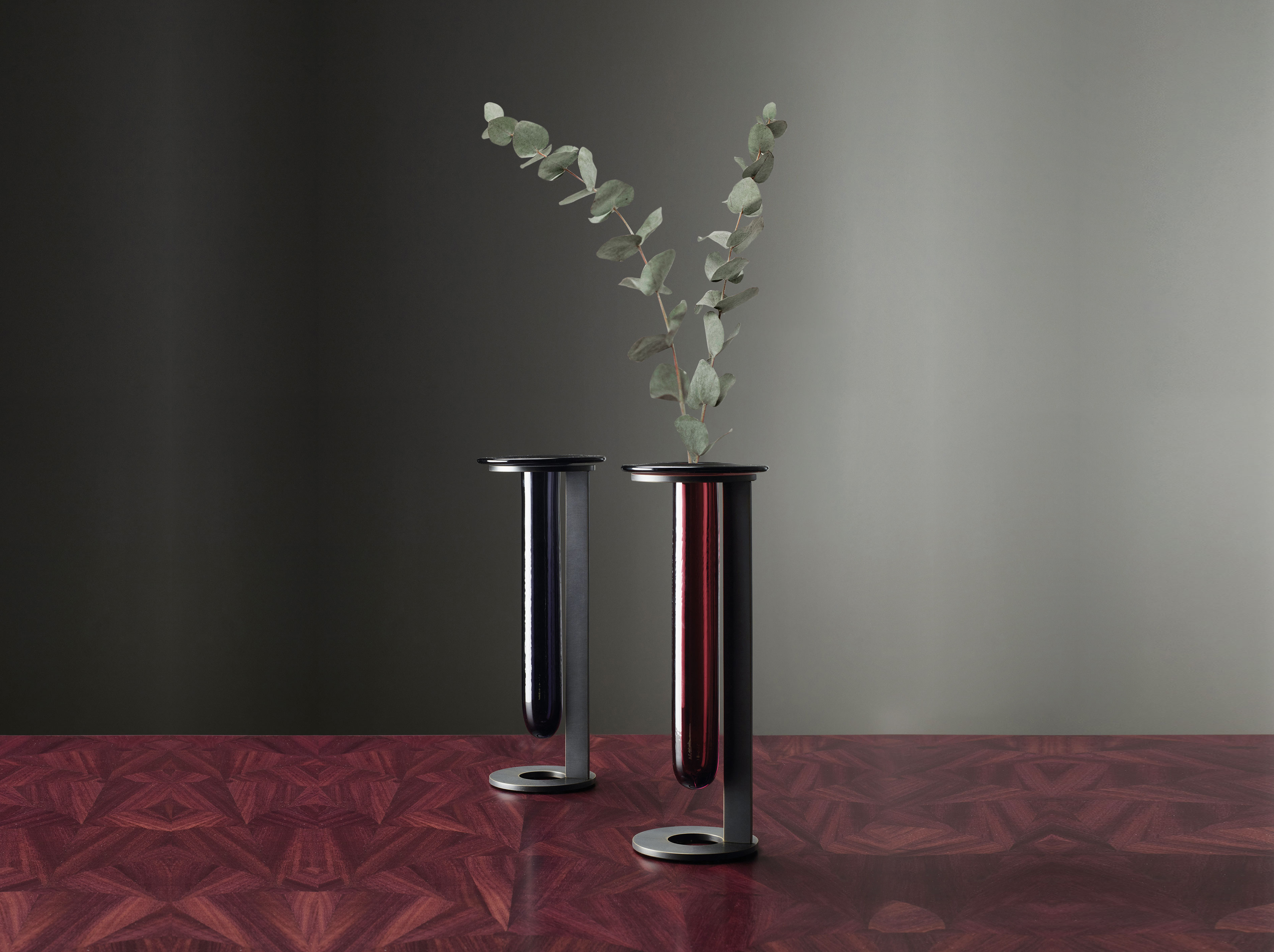 Detail of Vaso Canaletto, a Murano glass vase with bronze and Murano glass structure, available in different colors, from Promemoria's catalogue | Promemoria
