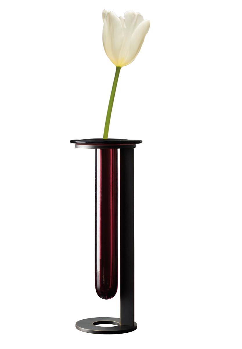 „Vaso Canaletto“ ist eine in verschiedenen Farbgebungen erhältliche Vase aus Muranoglas mit einer Bronze-Grundstruktur und Muranoglas, aus dem Katalog von Promemoria | Promemoria