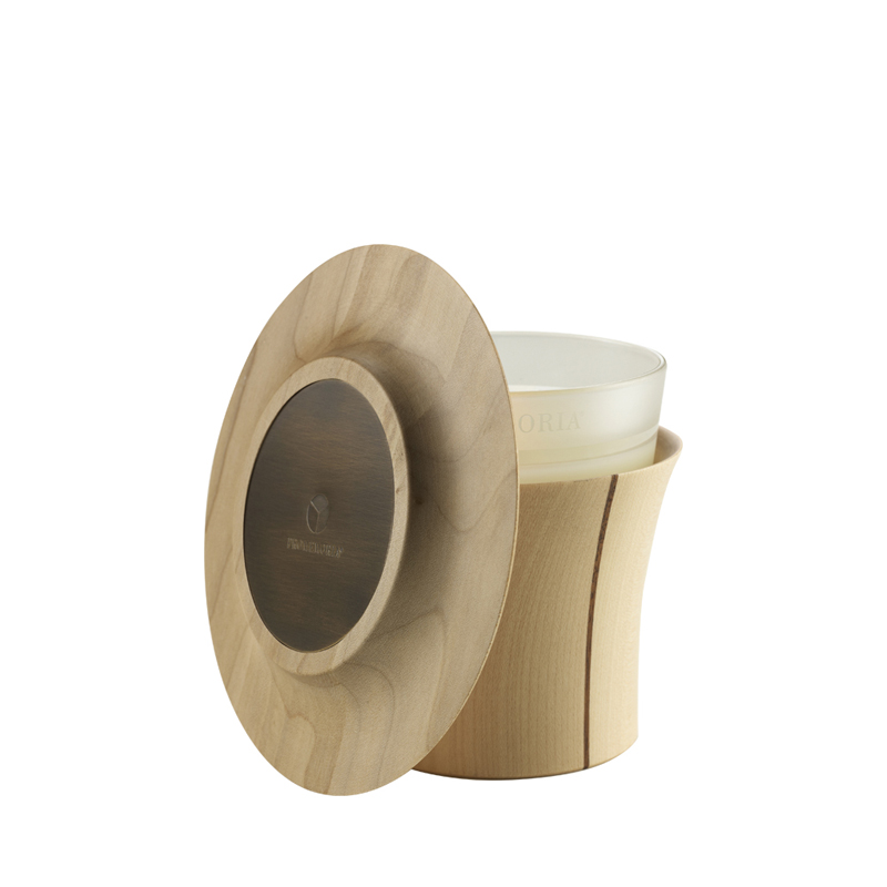 Candele profumate disponibili in diverse essenze e con portacandela e piattino in legno, del catalogo di Promemoria | Promemoria