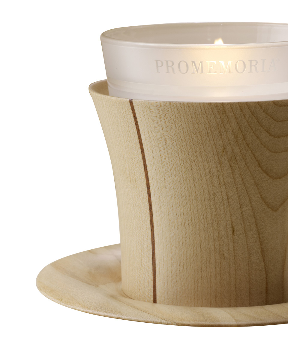 „Candela“ ist eine in unterschiedlichen Düften erhältliche Duftkerze mit Kerzenhalter und Teller aus Holz, aus dem Katalog von Promemoria | Promemoria