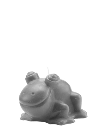 Rana Candela est une bougie en forme de grenouille, la mascotte de Promemoria, disponible ien plusieurs couleurs. Cet objet figure dans le catalogue Promemoria | Promemoria