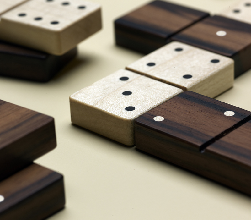 Spiele-Sets aus Holz für Würfel, Dame, Domino und Schach, mit einer Box aus Leder erhältlich, aus dem Katalog von Promemoria | Promemoria
