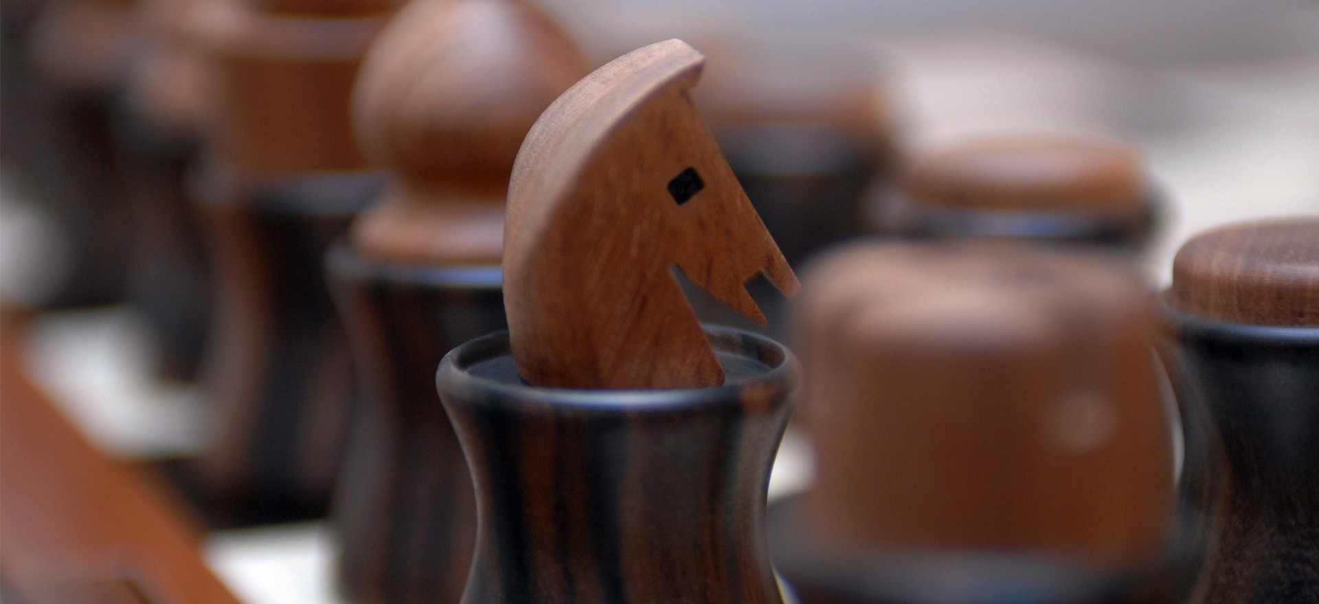 Spiele-Sets aus Holz für Würfel, Dame, Domino und Schach, mit einer Box aus Leder erhältlich, aus dem Katalog von Promemoria | Promemoria