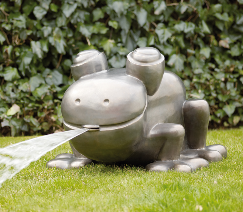 Rana Fontana è una fontana in bronzo a forma di rana, la mascotte di Promemoria, del catalogo di Promemoria | Promemoria