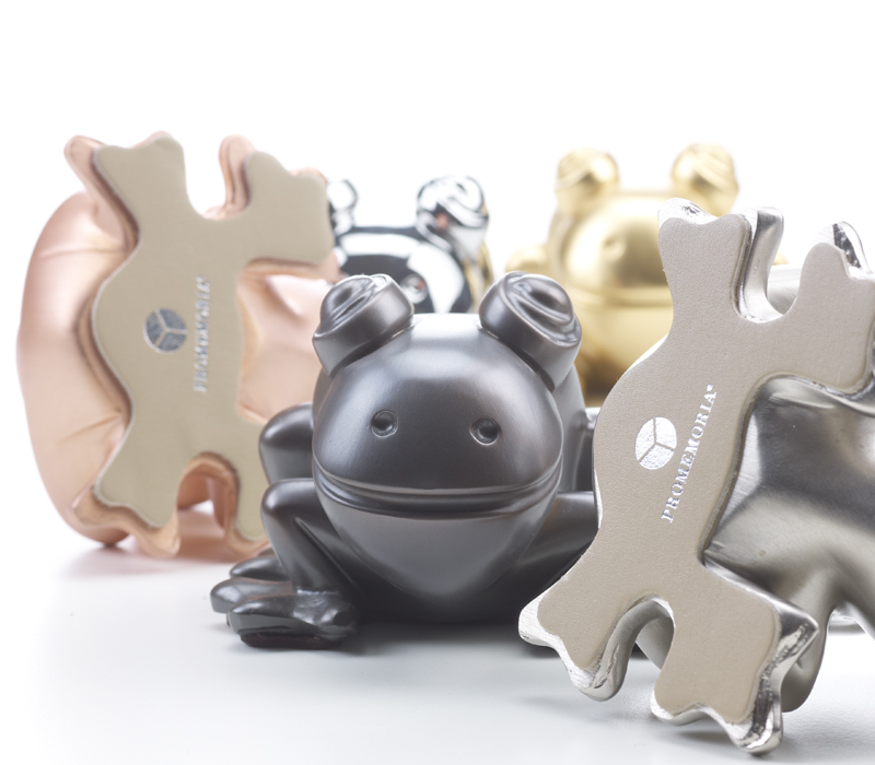 Rana Candel是一款形似Promemoria经典元素的金属青蛙，有多种金属材质的款型可供选择，请参见Promemoria产品目录|Promemoria