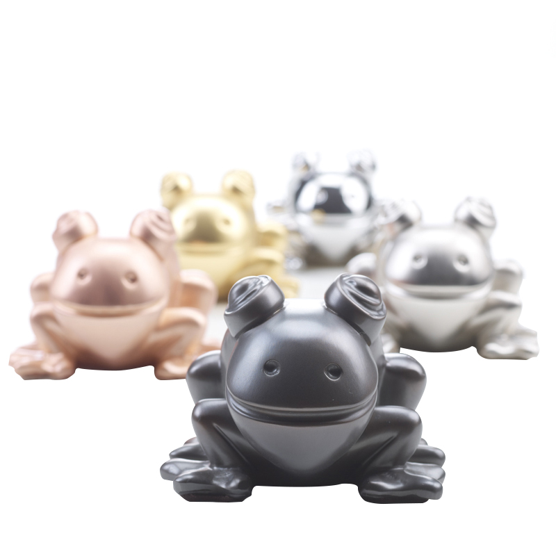 Rana in Metallo is a metal frog, Promemoria's mascot, available in several different types of metal, from Promemoria's catalogue | Promemoria