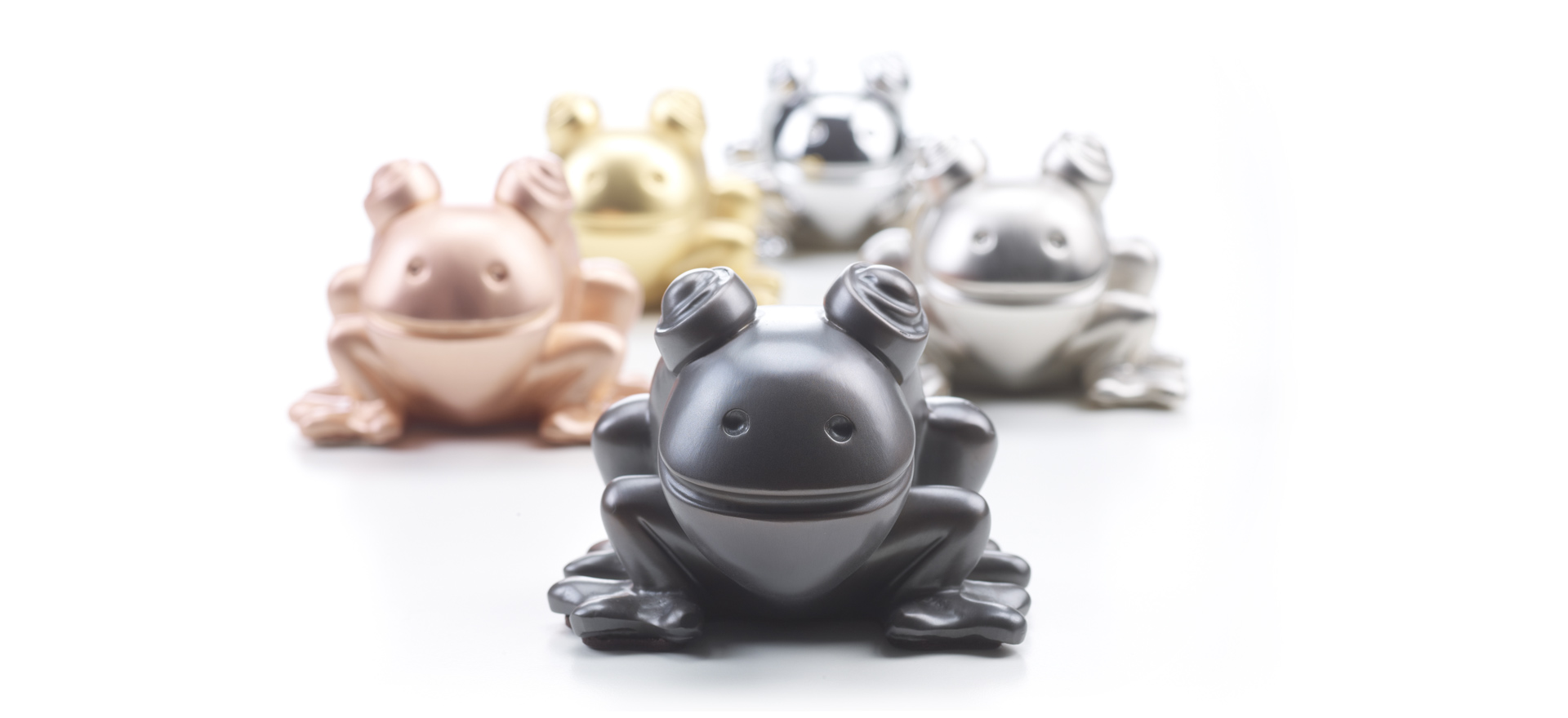 Rana in Metallo is a metal frog, Promemoria's mascot, available in several different types of metal, from Promemoria's catalogue | Promemoria