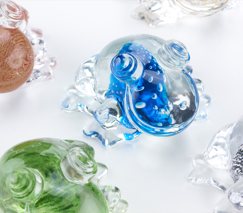 La grenouille en verre de Murano, Rana in vetro di Murano, animal fétiche de Promemoria, est disponible ien plusieurs couleurs. Cet objet figure dans le catalogue Promemoria | Promemoria