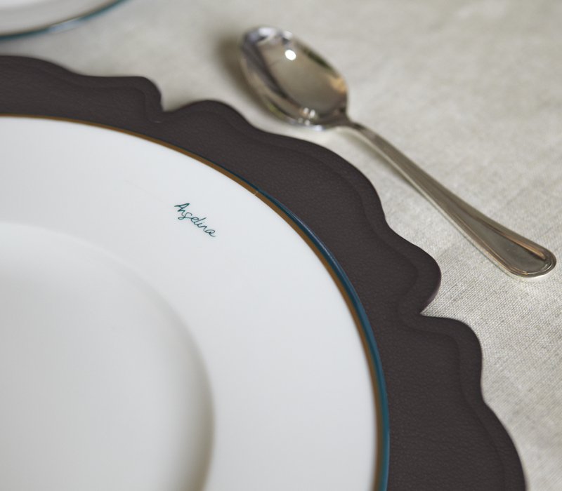„Ibisco“ ist ein Platzteller aus Leder oder Samt in Form einer Blume, aus dem Katalog von Promemoria | Promemoria