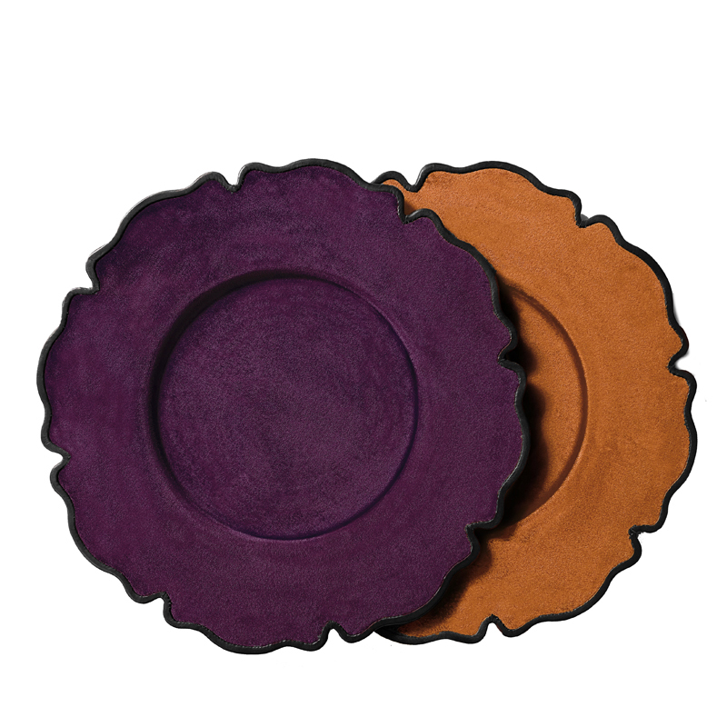 „Ibisco“ ist ein Platzteller aus Leder oder Samt in Form einer Blume, aus dem Katalog von Promemoria | Promemoria