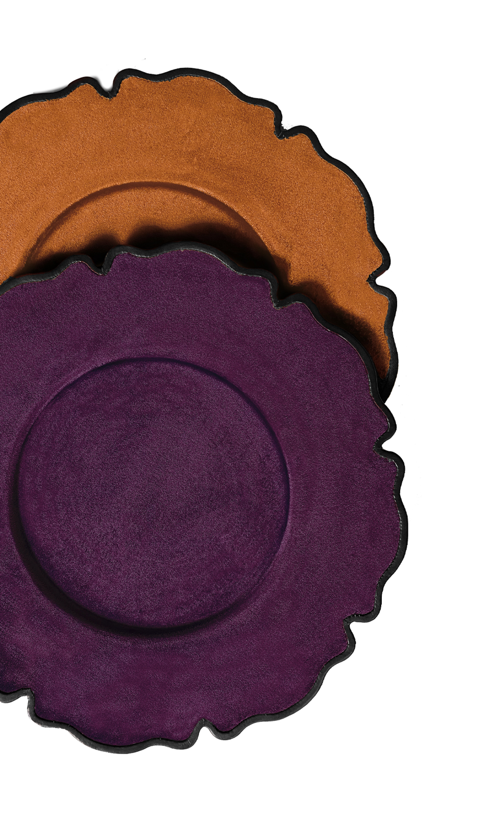 Ibisco est un dessous d’assiette en cuir ou velours, en forme de fleur. Cet objet figure dans le catalogue Promemoria | Promemoria