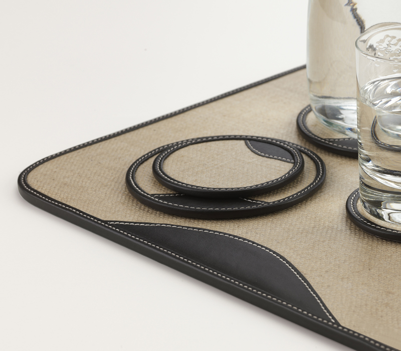 Dettaglio di Saturno, un set da tavola in juta gommata e pelle, che lo rendono idrorepellente e resistente, del catalogo di Promemoria | Promemoria