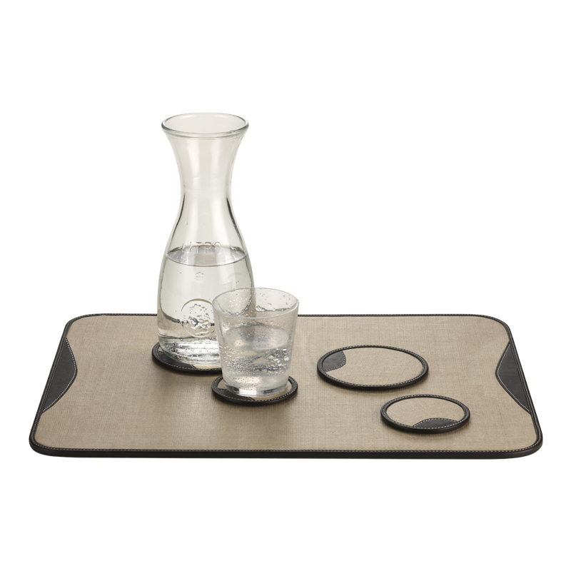 Saturno è un set da tavola in juta gommata e pelle, che lo rendono idrorepellente e resistente, del catalogo di Promemoria | Promemoria