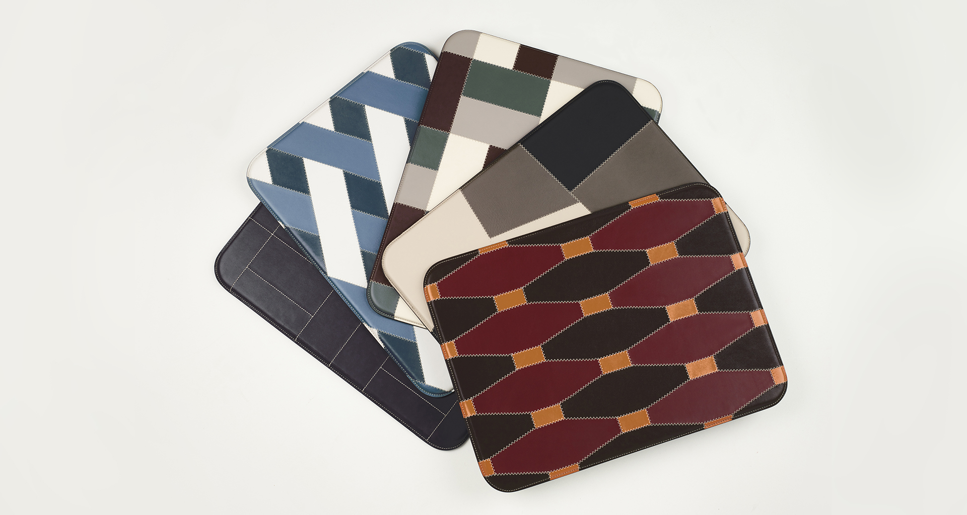Tovaglietta Americana Patchwork è creata accostando diversi colori di pelle, del catalogo di Promemoria | Promemoria
