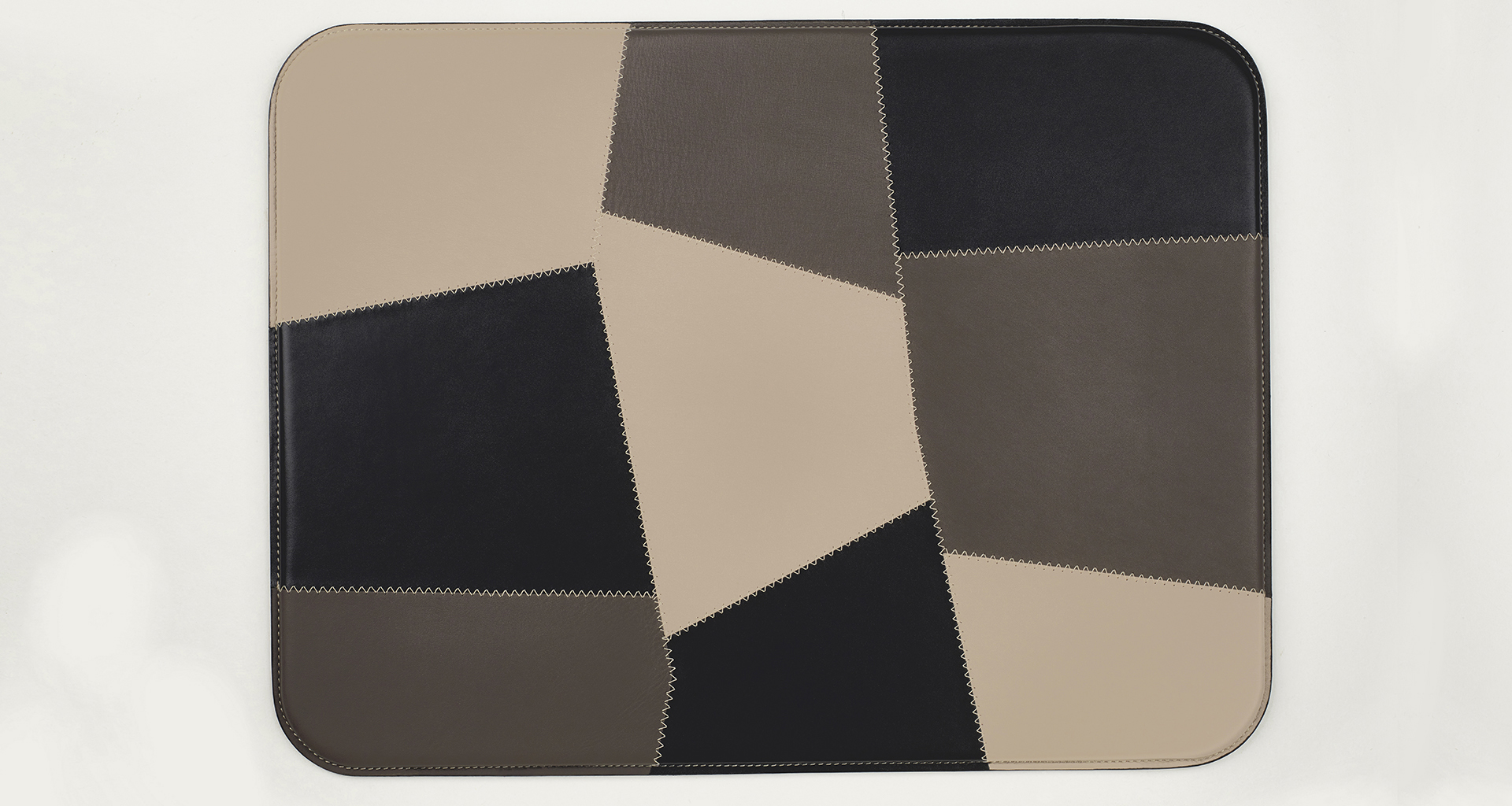 Tovaglietta Americana Patchwork è creata accostando diversi colori di pelle, del catalogo di Promemoria | Promemoria