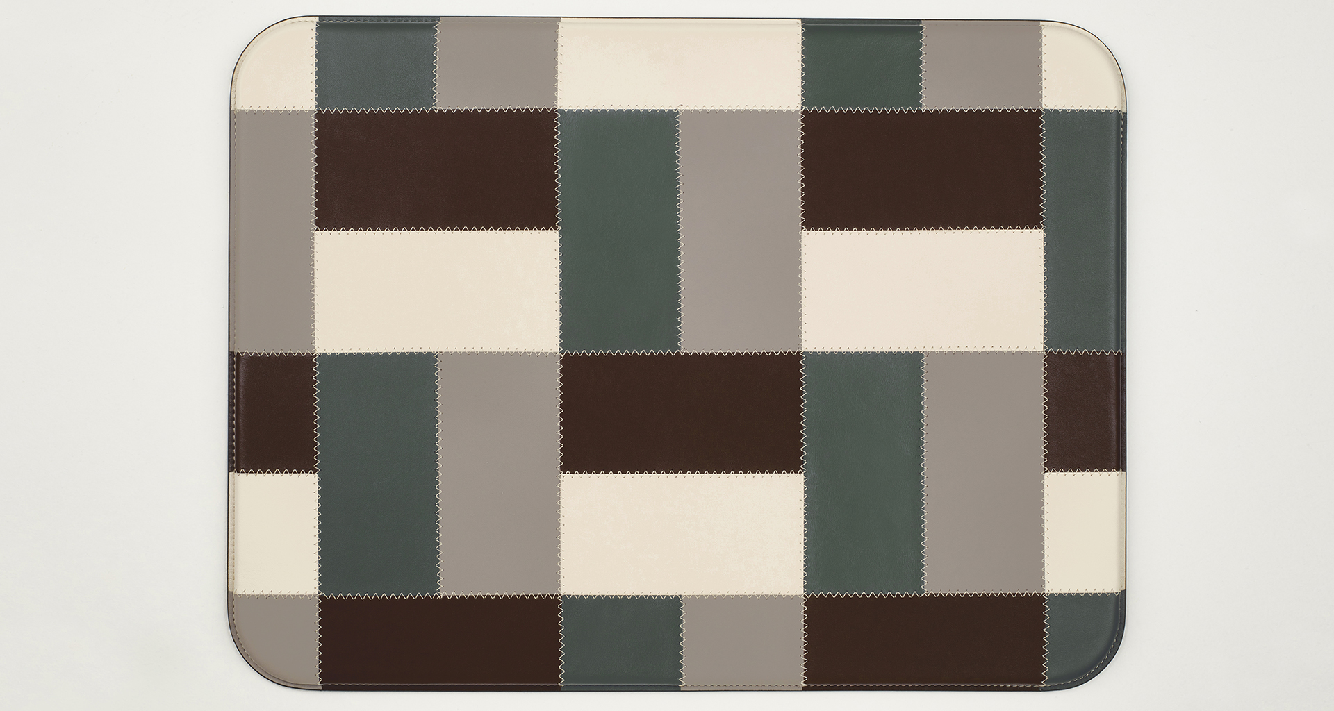 Tovaglietta Americana Patchwork è creata accostando diversi colori di pelle, del catalogo di Promemoria | Promemoria