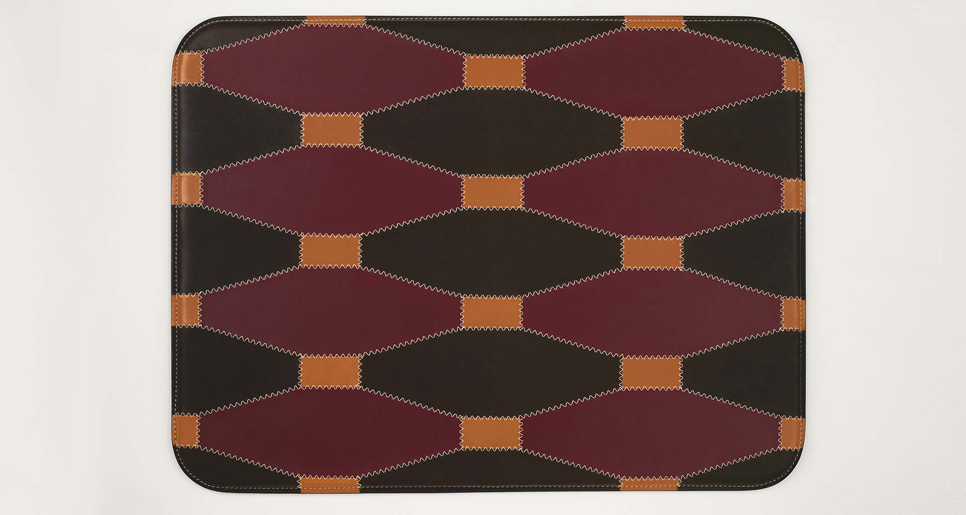 Tovaglietta Americana Patchwork è creata accostando diversi colori di pelle, del catalogo di Promemoria | Promemoria