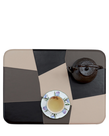 Tovaglietta Americana拼接餐垫是一款美式拼接餐垫，它组合了不同颜色的皮革，请参见Promemoria产品目录|Promemoria