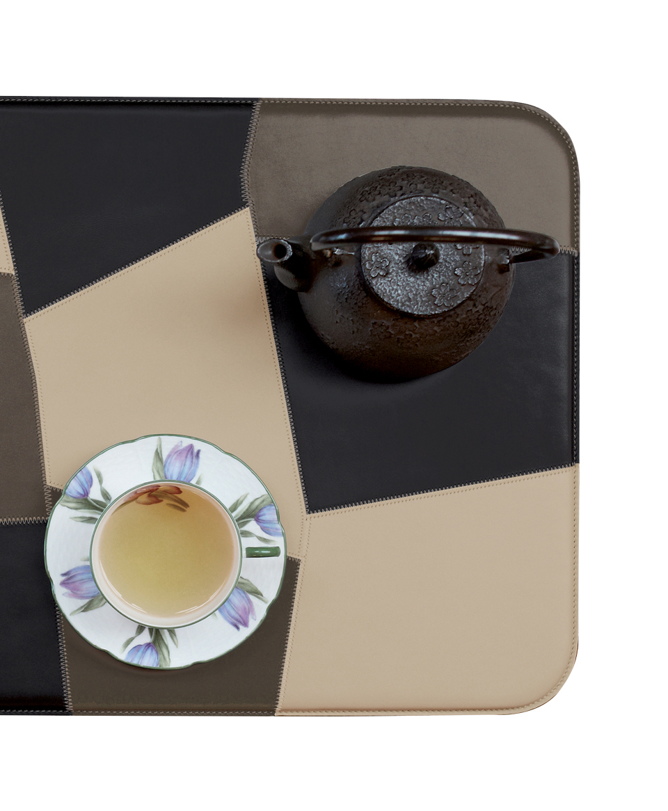 Détail de Tovaglietta Americana Patchwork, set de table qui présente un patchwork de cuirs de différentes couleurs. Cet objet figure dans le catalogue Promemoria | Promemoria