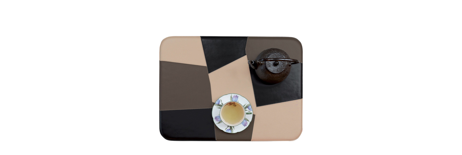 /mediaTovaglietta%20Americana拼接餐垫是一款美式拼接餐垫，它组合了不同颜色的皮革，请参见Promemoria产品目录|Promemoria