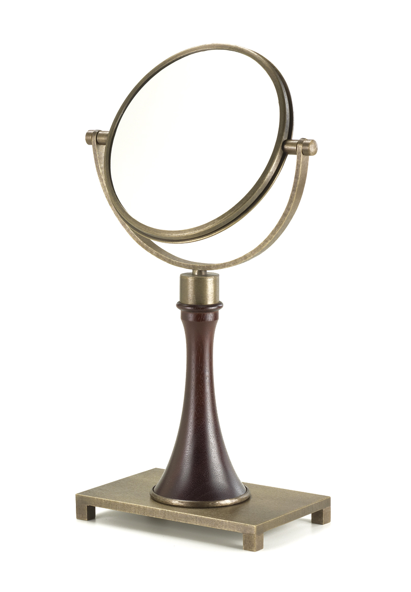 Geraldine est un miroir à poser inclinable en bronze et en bois. Cet accessoire figure dans le catalogue Promemoria | Promemoria