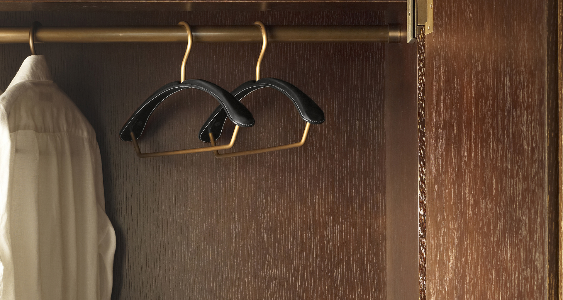 Gruccia is a leather and bronze wardrobe hanger, from Promemoria's catalogue | Promemoria