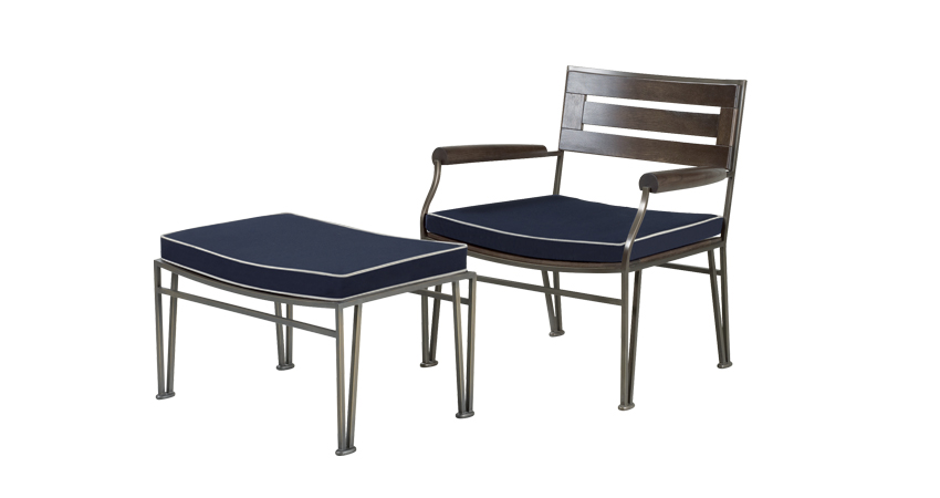 Cernobbio木质和铜质扶手椅带有坐凳和织物或皮革软垫，请参见Promemoria户外系列产品目录|Promemoria