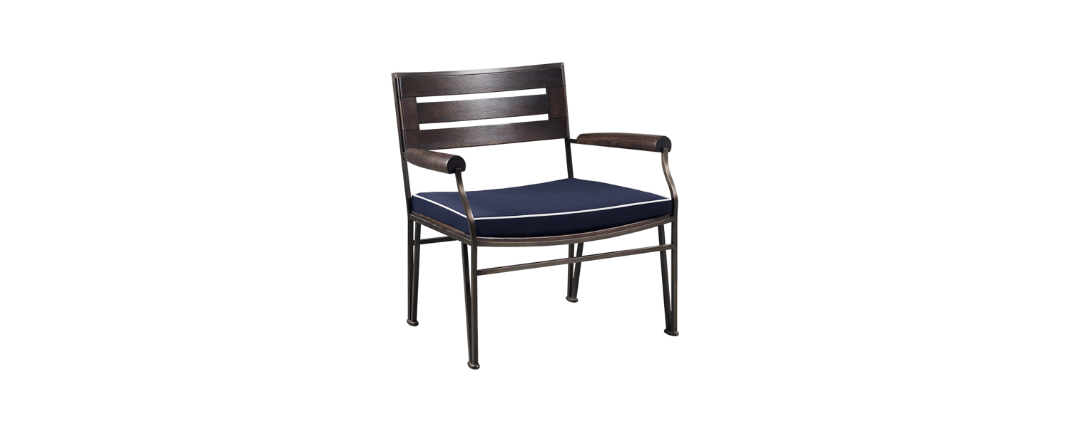 /mediaCernobbio木质和铜质扶手椅带有坐凳和织物或皮革软垫，请参见Promemoria户外系列产品目录|Promemoria