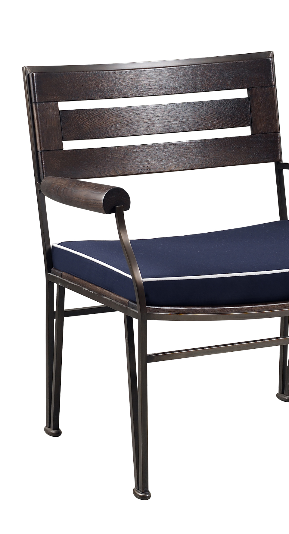 Cernobbio est un fauteuil de jardin, accompagné de son pouf, en bronze et en bois, avec un coussin en tissu. Ce meuble figure dans le catalogue de mobilier de jardin Promemoria | Promemoria