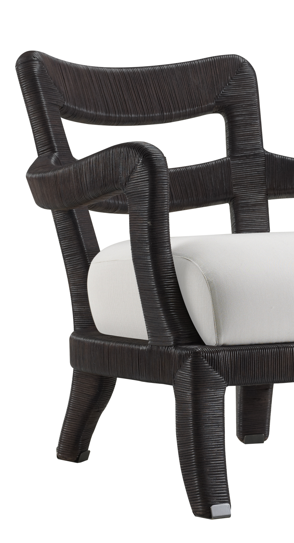 Topazia est un fauteuil de jardin en bois, avec revêtement en tissu et finitions en bronze. Ce meuble figure dans le catalogue de mobilier de jardin Promemoria | Promemoria