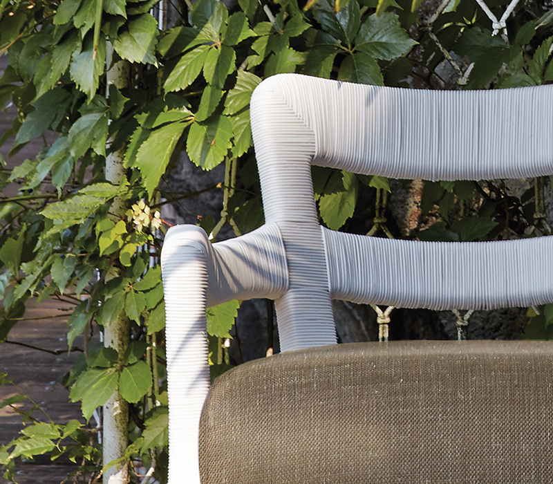 Détail de Topazia, fauteuil de jardin en bois avec revêtement en tissu et finitions en bronze. Ce meuble figure dans le catalogue de mobilier de jardin Promemoria | Promemoria