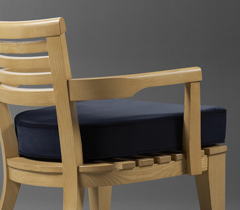 Détail de Varenna, fauteuil de jardin en bois avec coussin en tissu ou en cuir. Ce meuble figure dans le catalogue de mobilier de jardin Promemoria | Promemoria