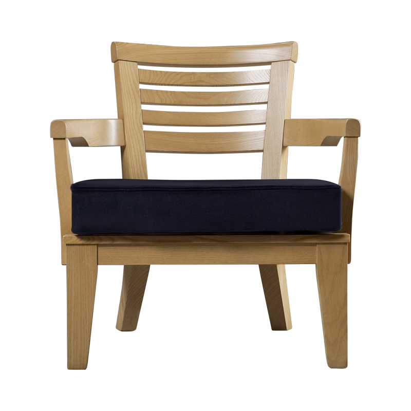 Varenna est un fauteuil de jardin en bois, avec un coussin en tissu ou en cuir. Ce meuble figure dans le catalogue de mobilier de jardin Promemoria | Promemoria